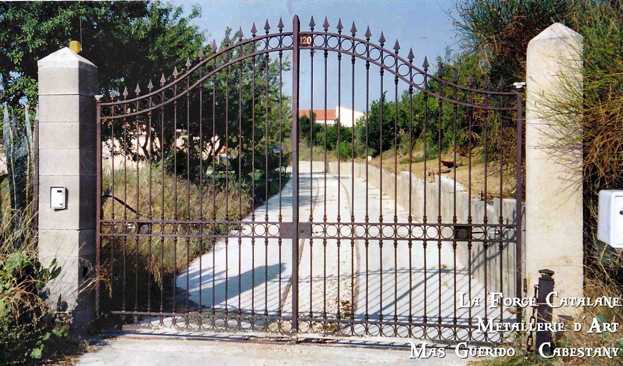 portail chapeau de gendarme barreaudage droit  forge catalane.jpg